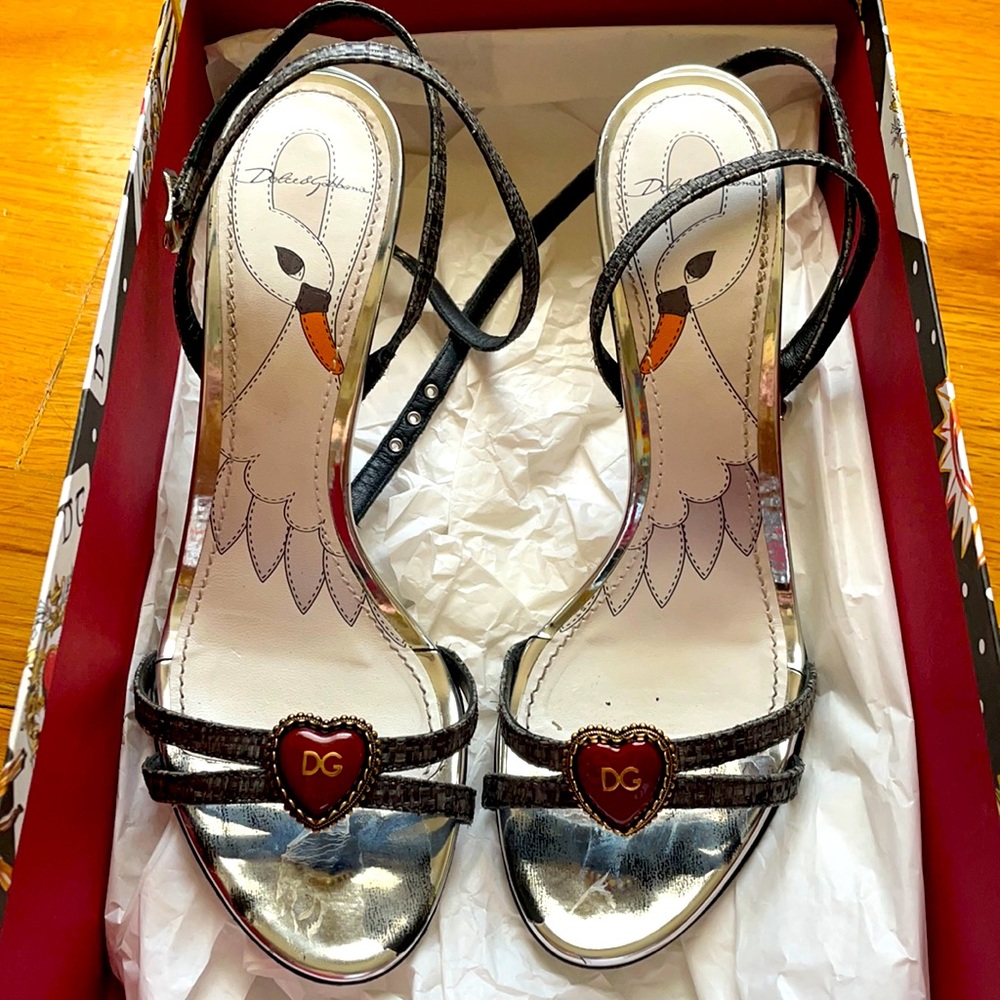 DOLCE & GABBANA SILVER HEELS WITH HEART EMBLEM